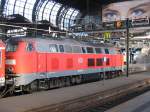 218 407 am 13.07.2005 in der Halle von Hamburg Hbf.