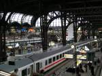 Hamburg Hbf. Im Vordergrund steht IC 2373 nach Karslruhe, im Hintergrund kann man noch den EC nach Kopenhagen sehen. 

Hamburg Hbf, 22.10.2005