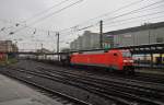 Hier 152 140-0 mit einem Containerzug, bei der Durchfahrt am 11.10.2011 durch Hamburg Hbf.