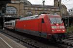 Hier 101 034-7 mit 3 Wagen aus IC2220, bei der Durchfahrt am 11.10.2011 durch Hamburg Hbf.