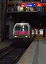 Hier kündigt sich das Ende eines schönen Tages in Hamburg an....nun mit Lila-Latz nach vorn kommt sie mit dem Sonderzug Rheingold auf Gleis 12 des Hamburger Hbf eingefahren, um unsere