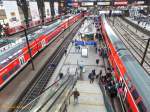 1592 Hamburg Hbf am 5.9.2015: Blick von der Wandelhalle Richtung Südsteg und auf die S-Bahngleise 3, 4 und auf die Fernbahngleise 5 bis 8 Richtung Lübeck und Berlin