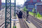 01 1066 mit Sonderzug zum Hafengeburtstag bei der Ankunft im Hamburger Hauptbahnhof.