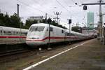 401 570 (Tz 170) als ICE 801 (Linie 28) von Kiel Hbf nach Berlin Südkreuz wartet im Bahnhof Hamburg-Altona auf Abfahrt. [29.7.2017 - 15:16 Uhr]