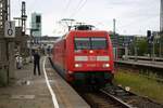 101 060-2 als IC 2029 (Linie 31) nach Dortmund Hbf steht seinem Startbahnhof Hamburg-Altona und wird abgefertigt. Die Triebfahrzeugführerin muss dafür den Führerstand aufgrund der eigenartigen Bahnsteigbauweise verlassen, um Blickkontakt mit dem Zugchef zu haben. [29.7.2017 - 15:37 Uhr]