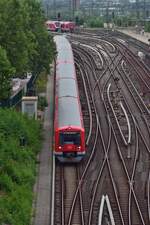 Blick auf einen Vollzug der Br 474 in Hamburg Altona. Er wird in Kürze im S-Bahn Tunnel verschwinden.

Hamburg 26.07.2021