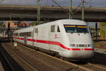 401 581-4 fahrt Hamburg Harburg mit einem ICE nach Munchen Hbf ab.