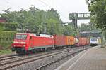 Durchfahrt am veregneten Nachmittag des 06.07.2019 von 152 141-8 mit einem langen Containerzug aus dem Hamburger Hafen durch den Bahnhof von Hamburg Harburg in Richtung Rangierbahnhof Maschen.