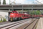 Mit neuen und leeren Autotransportwagen fuhr am Mittag des 19.07.2019 die 261 050-9 durch den Bahnhof von Hamburg Harburg in RIchtung Rangierbahnhof Maschen.