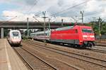 Während links am Mittag des 19.07.2019 der 412 015 (9015/5812 015-6) auf Gleis 5 im Bahnhof von Hamburg Harburg stand und auf seine Ausfahrt wartete, fuhr die 101 126-1 mit ihrem InterCity von