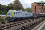 Meinen ersten Blick auf eine Euro Dual des Herstellers Stadler tat ich 30. September 2020 im Bahnhof Hamburg Harburg. Wir warteten gerade auf eine Zug nach Cuxhafen. Hier fährt die 2159 104 D-ITL der Captrain unter dem markanten Stellwerk Richtung Süden.
Hamburg Harburg, 30.9.2020