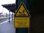 Dieses interessante Schild findet sich auf dem Bahnhof in Hamburg - Harburg, dem ehemaligen Harburger Hauptbahnhof, an Gleis 5.