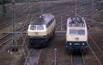 218181 und 111017 am 8.6.1988 im Gleisvorfeld im Bahnhof Hamburg Harburg.