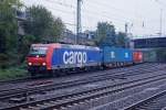 SBB CARGO INTERNATIONAL: SBB Güterlokomotiven in HAMBURG HARBURG bei trübem Wetter im Einsatz. Die Re 482 029-6 mit einem Containerzug am 14. Oktober 2015.
Foto: Walter Ruetsch