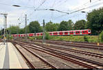 Nachschuss auf zwei 472 der S-Bahn Hamburg als S31 von Hamburg-Harburg Rathaus nach Pinneberg, die Hamburg Hbf (S-Bahn) auf Gleis 2 verlassen.
[5.8.2019 | 15:42 Uhr]