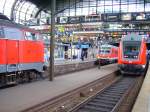 Zwei Steuerwagen und eine 218er stehen im hamburger Hauptbahnhof. 01.07.07