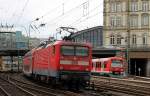 112 179-7 schiebt RB 21369 von Ahrensburg nach Hamburg Hbf bei der Einfahrt in Hamburg Hbf; daneben eine BR 474 als S 31 von Hamburg-Altona nach Hamburg-Harburg Rathaus; am 10.05.2013