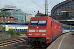 DB: Die 101 008-1 mit der Aufschrift  Unsere Züge schonen die Umwelt  bei einem Zwischenhalt in Hamburg Hauptbahnhof am 11.