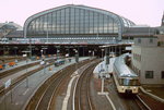Der Hauptbahnhof Hamburg im April 1985: Ein S-Bahn-Zug der Baureihe 470 verläßt den Hauptbahnhof, die links liegenden Gleise in Richtung Lübeck sind noch nicht elektrifiziert