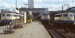 Beige-türkis präsentieren sich die Lokomotiven am 27.04.1985 im Bahnhof Hamburg-Altona: Zwischen 110 359-7 und 110 360-5 verläßt die 218 901-7 den Kopfbahnhof.