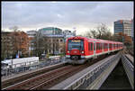 DB 474094 fährt hier als S 5 nach Elbgaustraße am 26.11.2024 um 15.11 Uhr in Hamburg Dammtor ein.