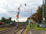 Zwei Flügelsignale in Hanau Hbf am 06.09.17. Das linke steht auf HP2