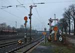 Morgenstimmung am 29.12.18 mit beleuchteten Signalen und Weichenlaternen in Hanau Hbf Südseite vom Bahnsteig aus fotografiert