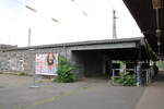 Dieses lngliche Gebude auf dem Mittelbahnsteig in Hanau Hbf beherbergte frher eine  Bahnhofskneipe mit US-Interieur; 05.07.2024.