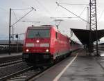 146 242-3 steht am 27. Dezember 2012 mit einem RE nach Frankfurt in Hanau Hbf.