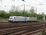 Railpool Bombardier Traxx 185 717-6 am 02.04.17 in Hanau Hbf von einen Parkplatz aus fotografiert