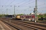 DB Netz 703 xxx am 27.04.18 in Hanau Hbf von einen Bahnsteig aus fotografiert