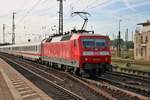 DB Fernverkehr 120 134-2 in Hanau Hbf am 27.04.18 mit einen IC