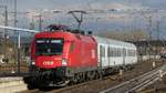 Ein ÖBB-Taurus zieht 2 Reisezugwagen durch den Hanauer Hauptbahnhof.