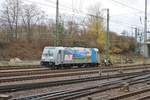 Railpool/IGE 185 716-8 steht am 09.12.18 in Hanau Hbf vom einen Parkplatz aus fotografiert