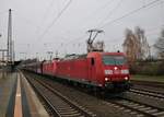 DB Cargo Bombardier Traxx 185 195-5 und 185 xxx am 12.12.20 in Hanau Hbf mit einen Kohlezug 