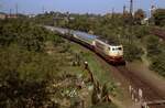 Die sogenannte  Hanauer Gartenbahn , die durch Kleingärten führende Verbindung von Hanau Nord zur Kinzigtalbahn gibt es nach wie vor, allerdings kann das Motiv wegen eines ungünstig neu