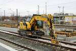 Hering Bahnbau Liebherr 920 Rail am 29.01.22 in Hanau Hbf vom Bahnsteig aus fotografiert