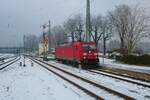 DB Cargo Bombardier Traxx 185 244-1 am 17.12.22 in Hanau Hbf Südseite vom Bahnsteigende aus fotografiert