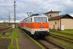 DB Gebrauchtzug 111 111-1 mit dem RB49 Ersatzzug am 29.04.23 in Hanau Hauptbahnhof vom Bahnsteig aus fotografiert