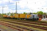 Schweerbau Vossloh G6 (650 086-8) am 06.05.23 in Hanau Hbf mit einen Schleifzug vom Bahnsteig aus fotografiert 