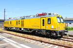 DB Netz Instandhaltung Plasser und Theurer 702 202 am 08.07.23 vom Bahnsteig aus fotografiert in Hanau Hbf 