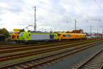 Vossloh Schleifzug HSG-2 mit Alpha Trains Siemens Vectron DualMode 2248 036-6 am 03.11.23 in Hanau Hbf abgestellt vom Bahnsteig aus fotografiert