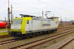 Captrain Bombardier Traxx 185 543-6 am 10.03.24 in Hanau Hbf vom Bahnsteig aus fotografiert