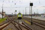 Captrain Bombardier Traxx 185 543-6 am 10.03.24 in Hanau Hbf vom Bahnsteig aus fotografiert