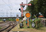 Das Flügelsignal F101 am 05.07.2024 vor dem Stellwerk Hs in Hanau Hbf.