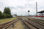 Blick vom Bahnsteig 101 auf eine Kreuzungsweiche in Hanau Hbf, am 05.07.2024.