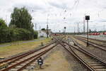 Blick vom Bahnsteig 101 in Hanau Hbf auf eine Kreuzungsweiche, am 05.07.2024. (Siehe Satzanfang.)
