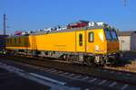 DB InfraGO Plasser&Theurer Diagnosetriebwagen 702 202 am 16.02.25 in Hanau Hbf vom Bahnsteig aus fotografiert