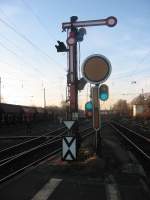 Zwergformsignal am Gleis 106 mit Formvorsignal im Abendlicht des 5.