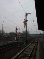 Zwei Flgelsignal Einheiten in Hanau Hbf am 25.02.11